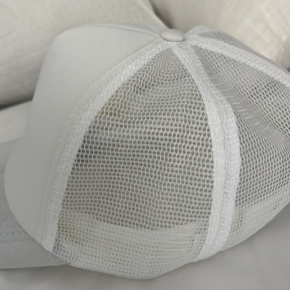 Simple,plain,white hat. - Picture 2 of 5